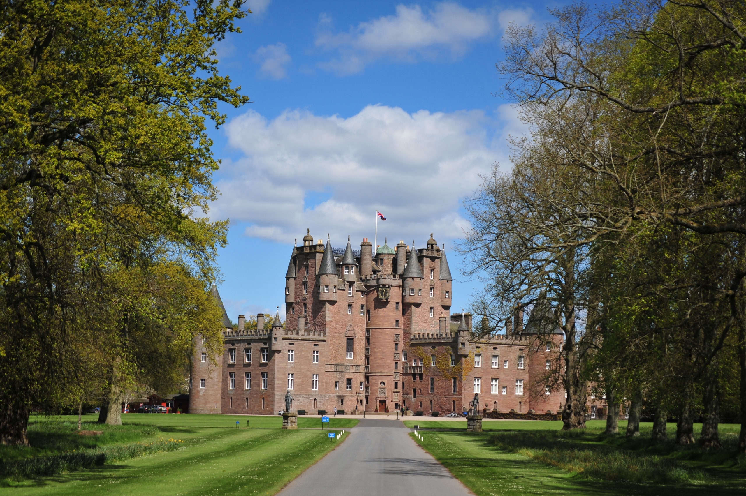 Bothy : Combined Ticket - Bothy Tasting & Glamis Castle Guided Tour